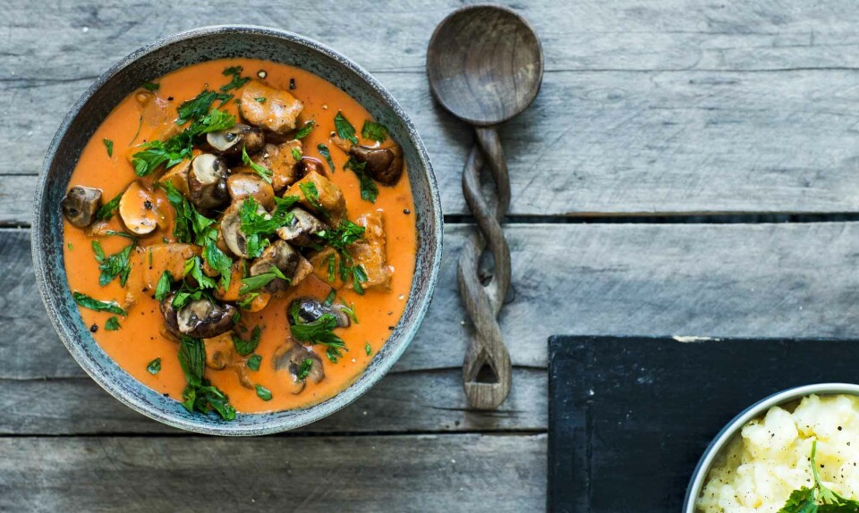 Skøn bøf stroganoff med chorizo og rodfrugtmos