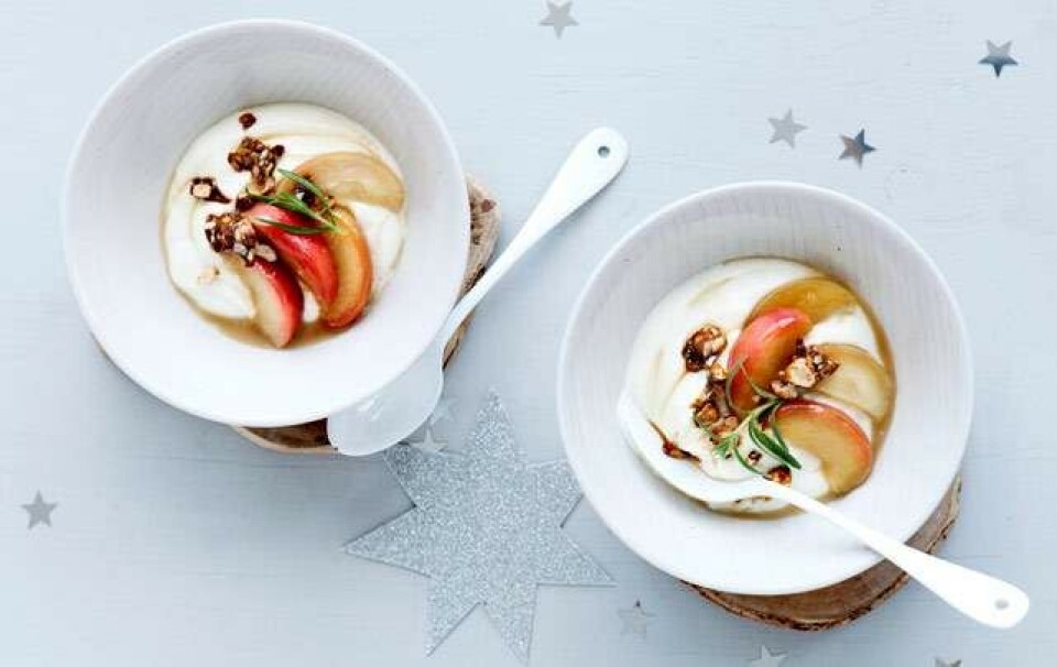 Yoghurt med nøddekrokant og bagte æblebåde Yoghurt med nøddekrokant og bagte æblebåde