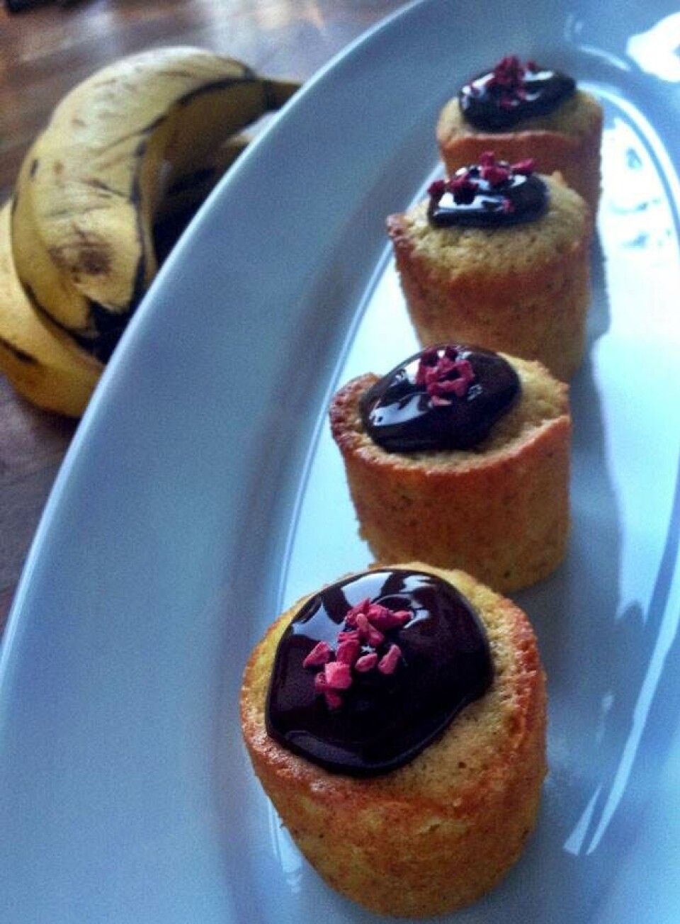 Bananmuffins med marcipan og frysetørrede hindbær fra Hjemmet