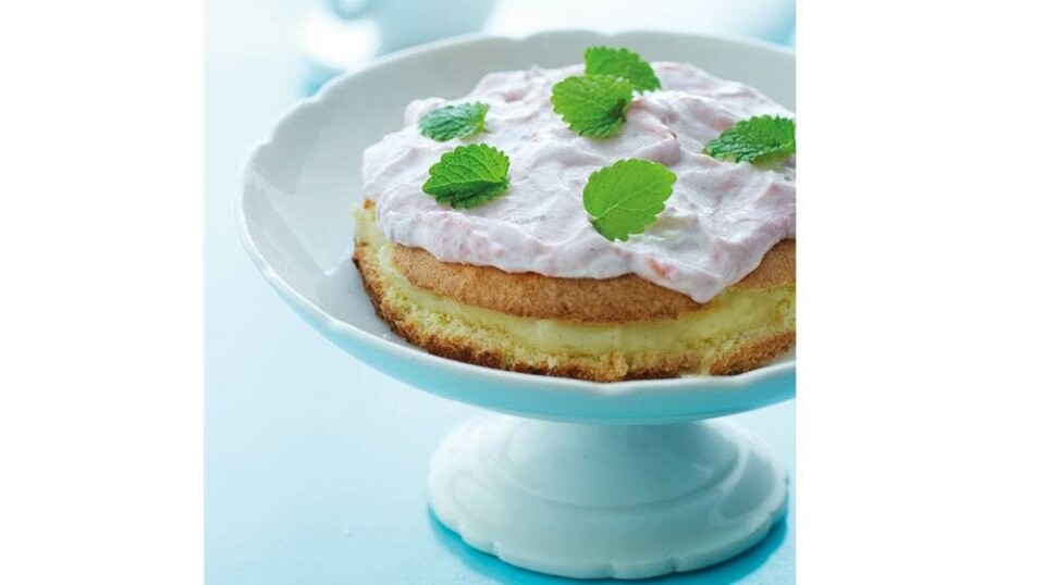 Opskrift: Sukkerfri lagkage med creme og rabarberyoghurt