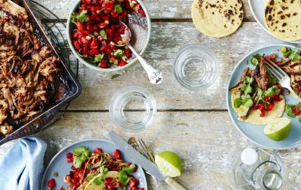 Hurtig pulled pork med tacos og spicy jordbærsalsa