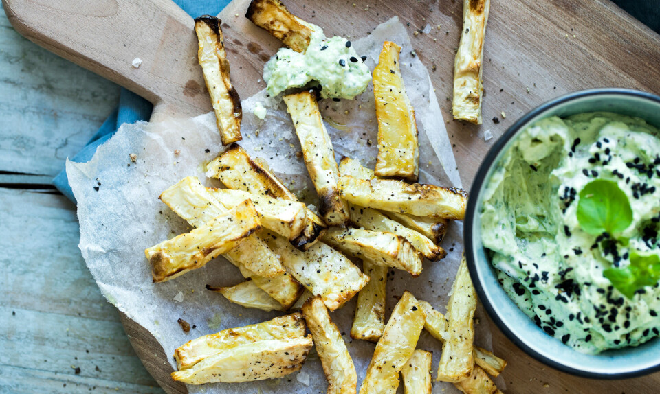Persillerodsfritter med avocado-dip