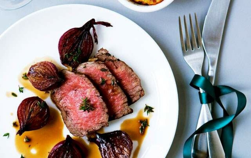Oksefilet med marinerede løg og gratineret kartoffel