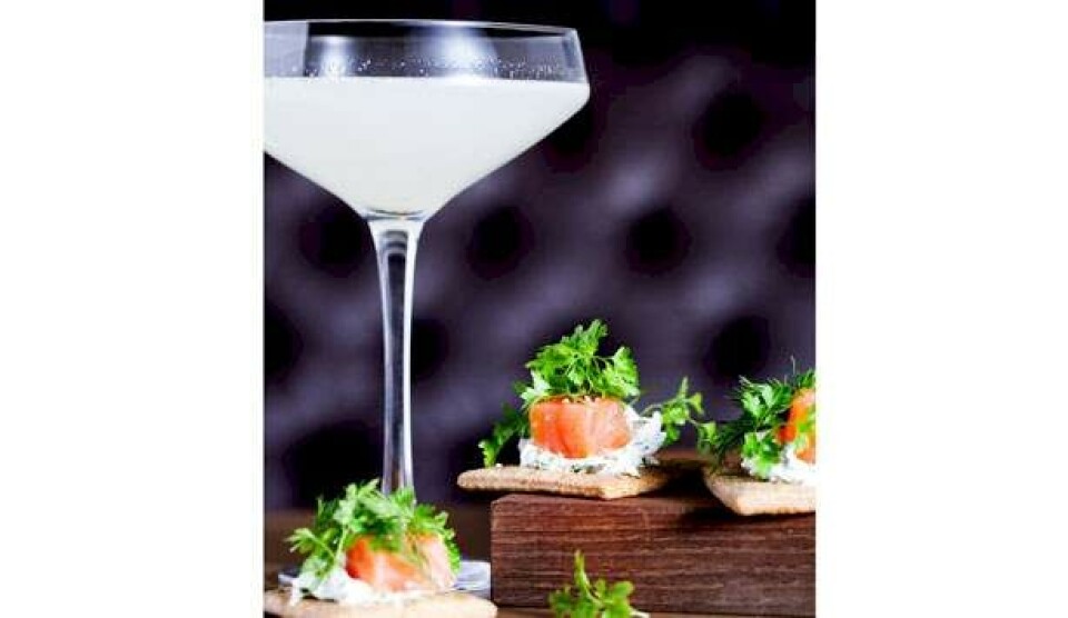 Opskrift på røget laks på rugkiks med anisfrø og spiced gimlet