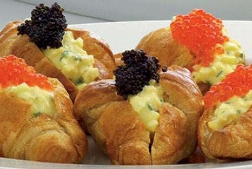 Croissanter med æggesalat og kaviar