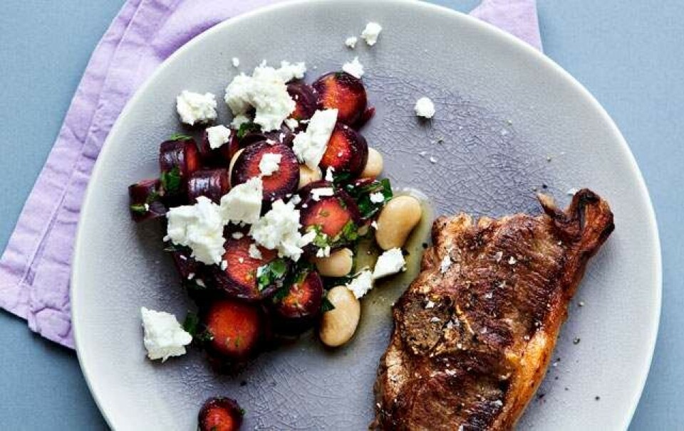 Lammekoteletter med salat af lilla gulerødder, hvide bønner, feta og persille