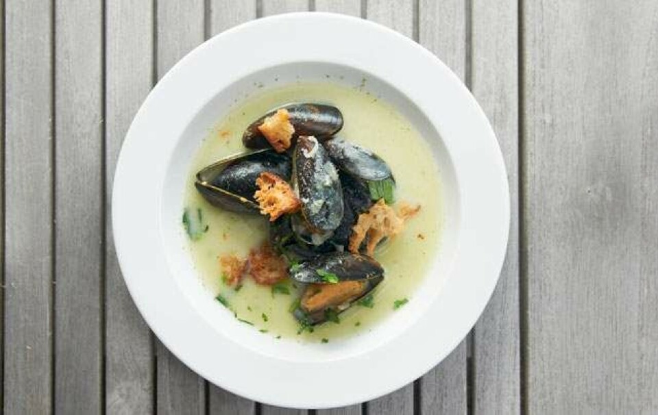 Muslinger i røget persillesuppe med bagt hvidløg og sprødt brød