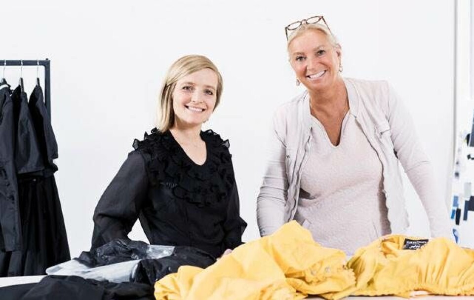 De to designere Emma Jorn og Ilse Jacobsen vil lave fashionabelt og praktisk regntøj
