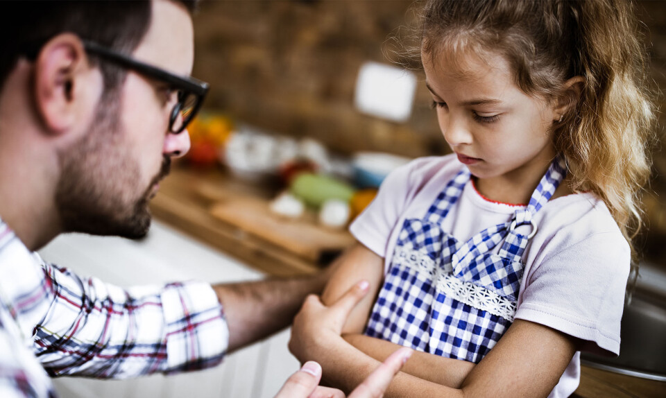 Far taler seriøst til sin lille datter