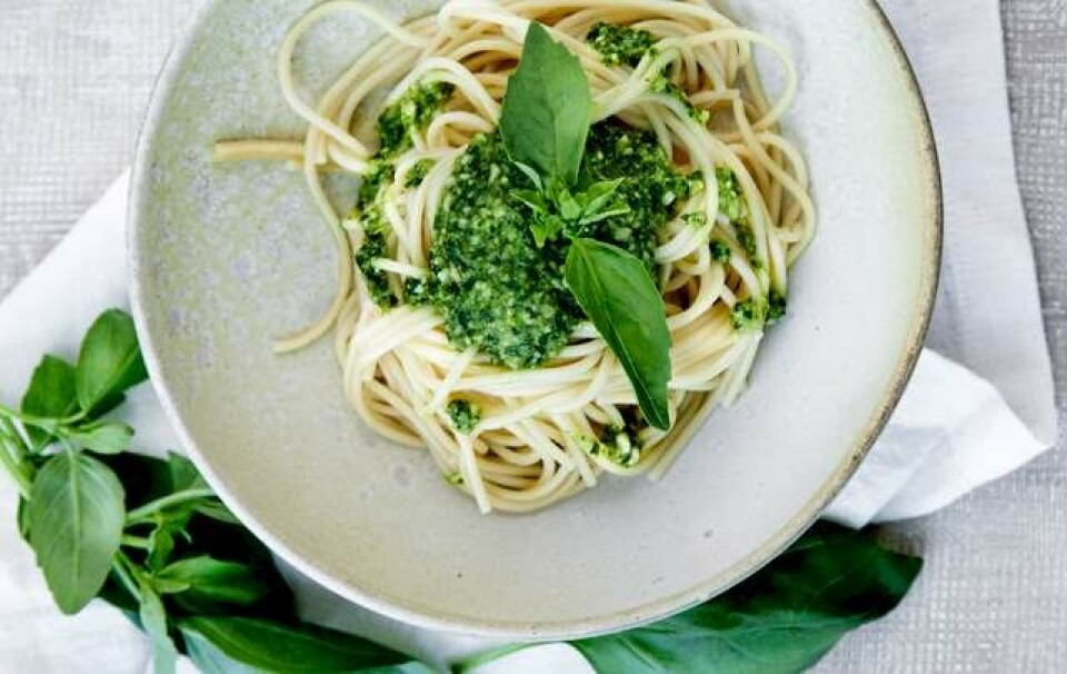 Spaghetti med grov krydderurte-mandel pesto