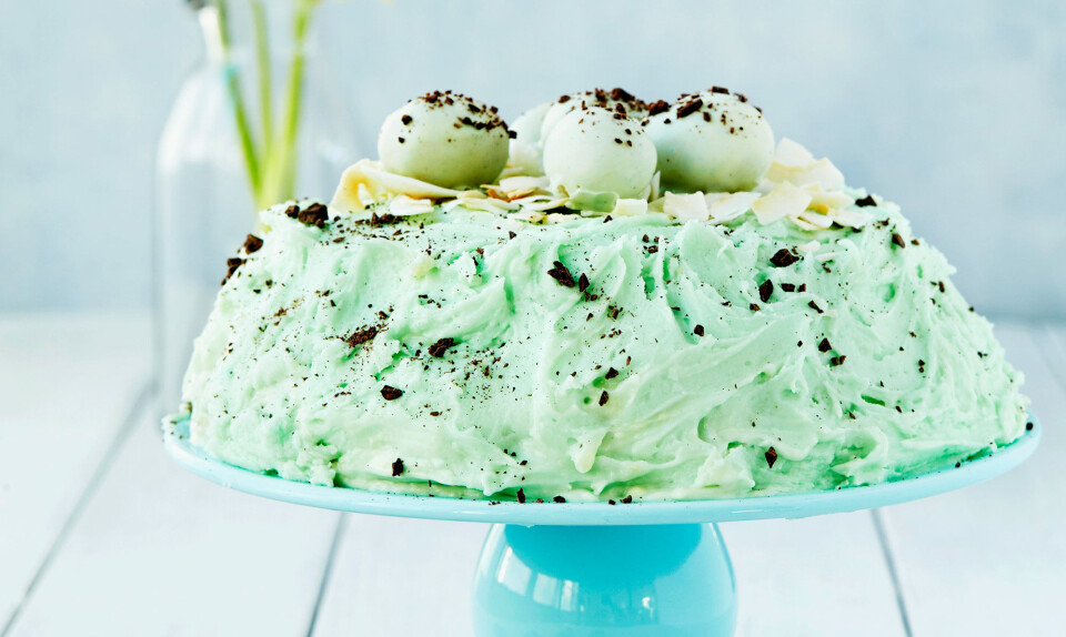 Påskelagkage med passionsfrugt og hvid chokolademousse