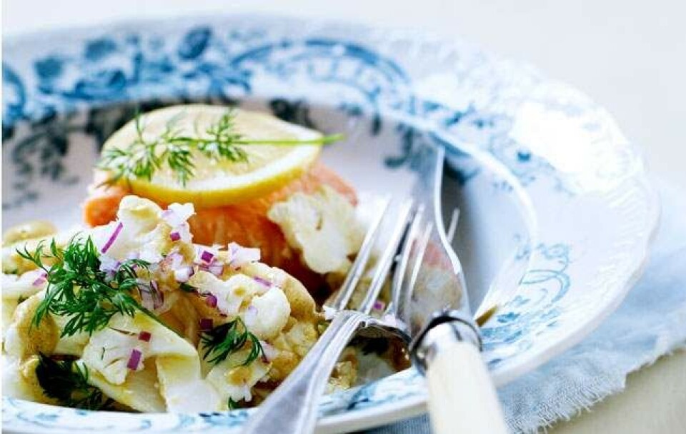 Opskrift på citronbagt laks med sprød blomkålssalat med sennepsvinaigrette