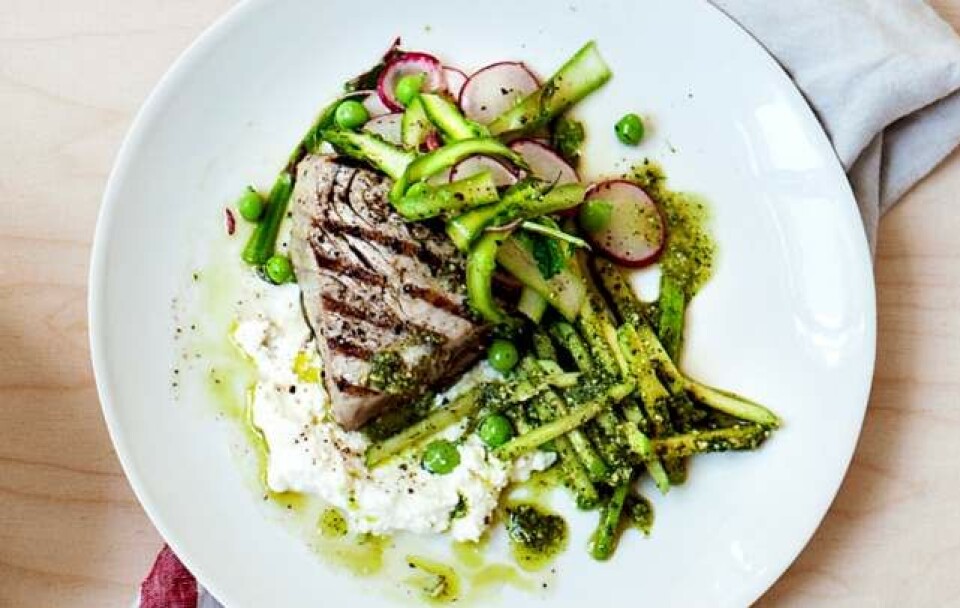 Opskrift på grillet tun med sommersalat