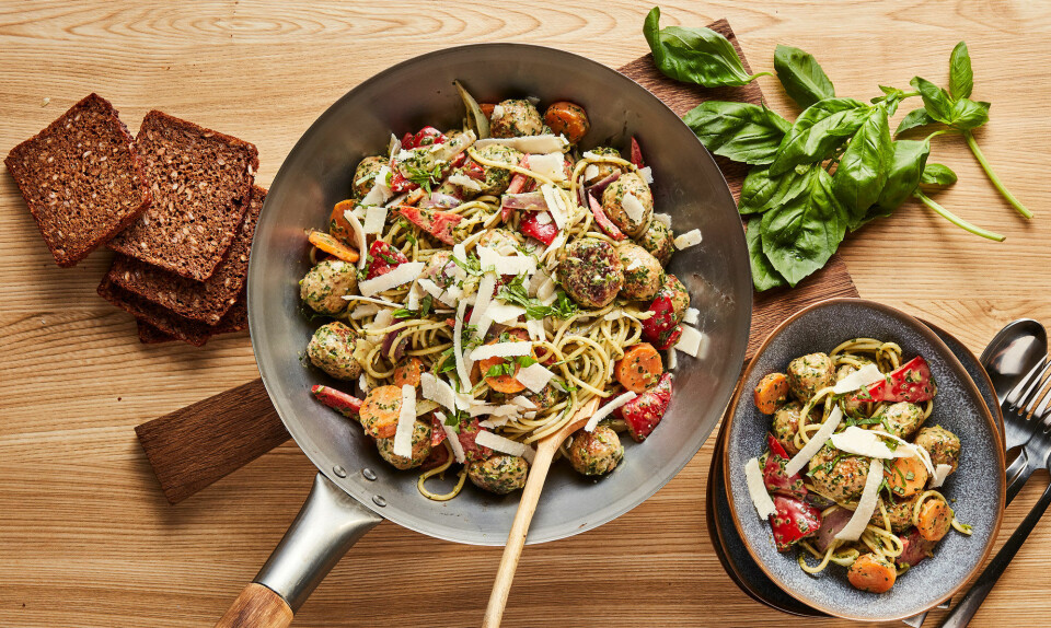 Grøn pasta med sprøde rugbrøds-meatballs
