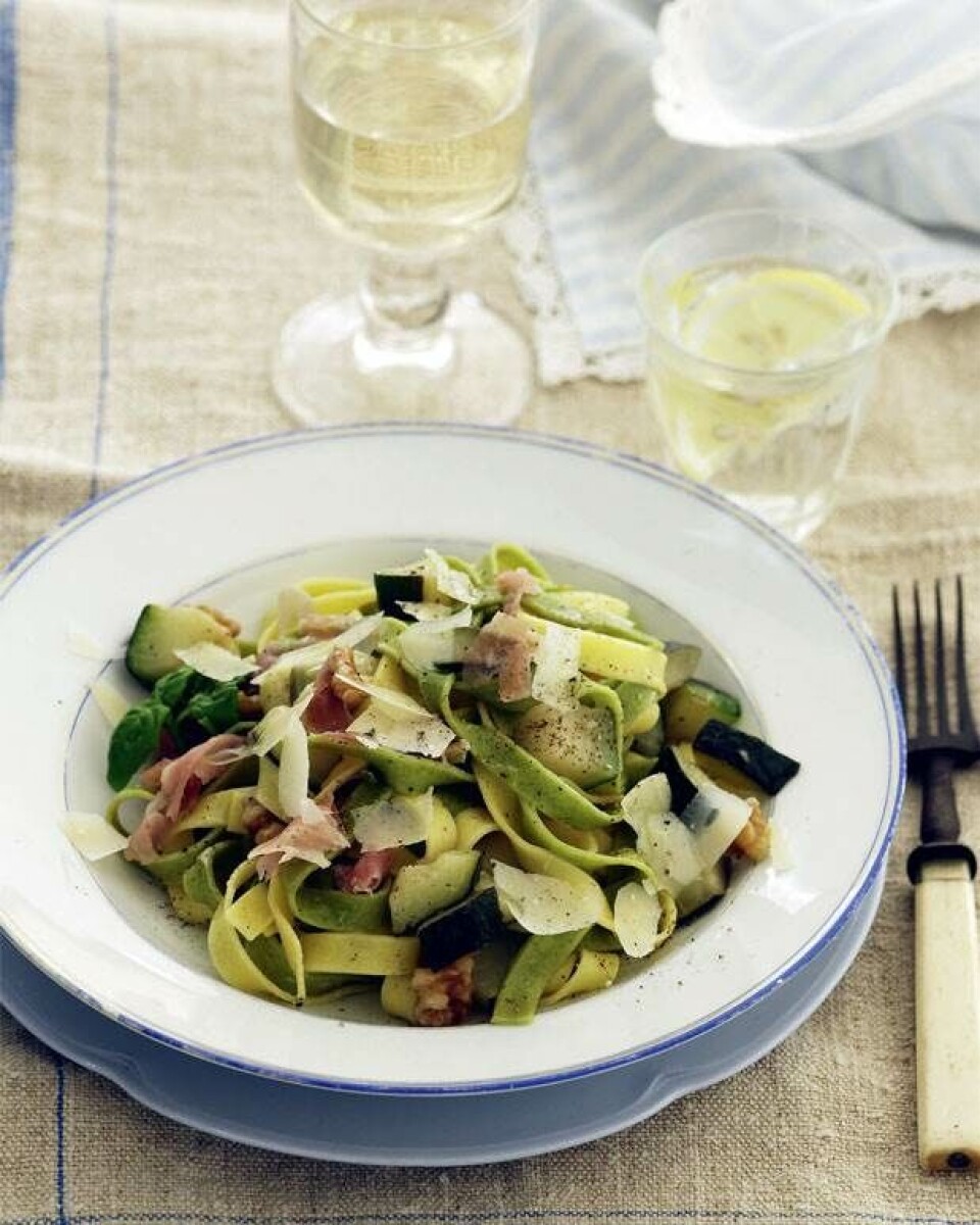 Pasta med valnødder og ristet courgette
