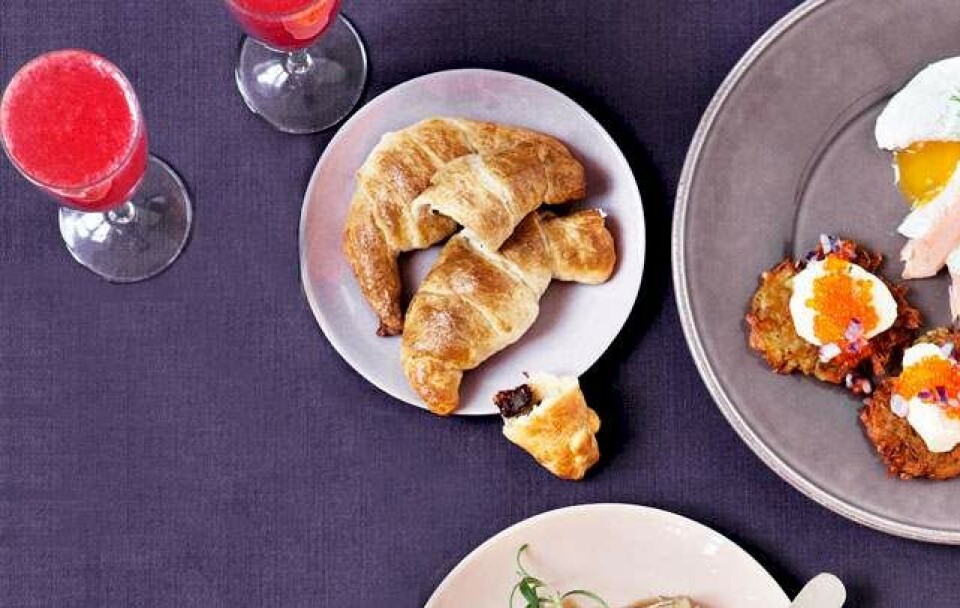Brunch opskrift 1.000 kr.: Hashbrowns, croissanter og champagne