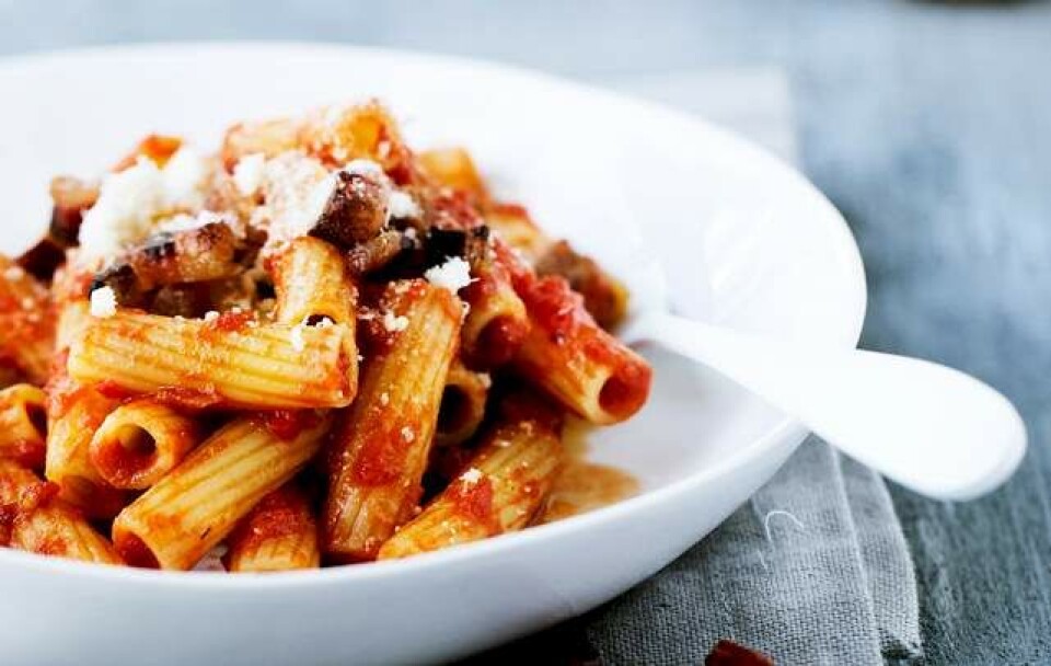 Pasta med tomat-chili-sauce og bacon