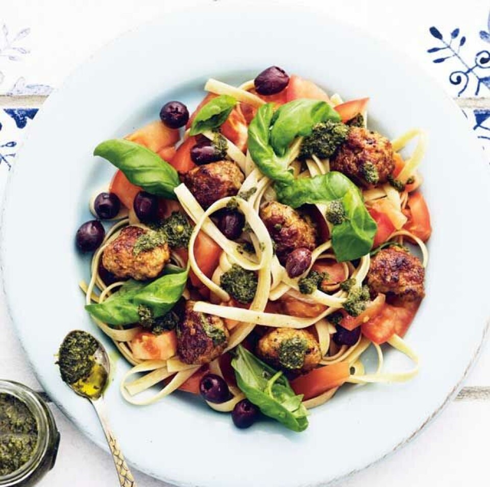 Krydrede minifrikadeller i pasta