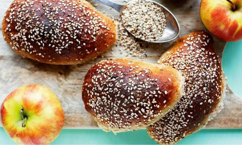 Æbleboller med sesamfrø