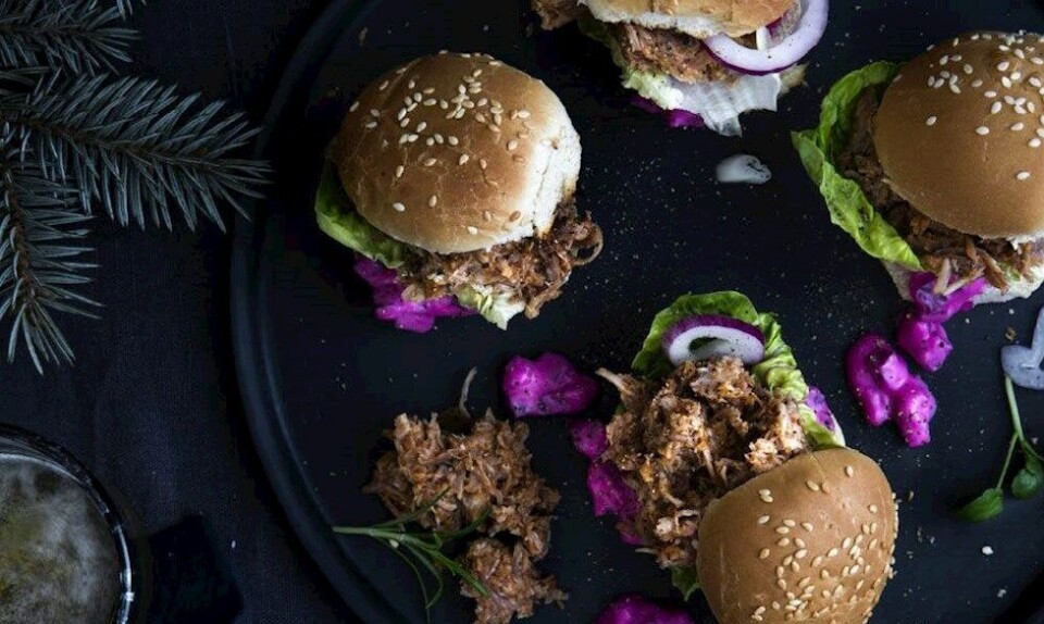 Er du træt af flæskesteg, frikadeller og sild? Så prøv disse små lækre julesliders til din julefrokost.