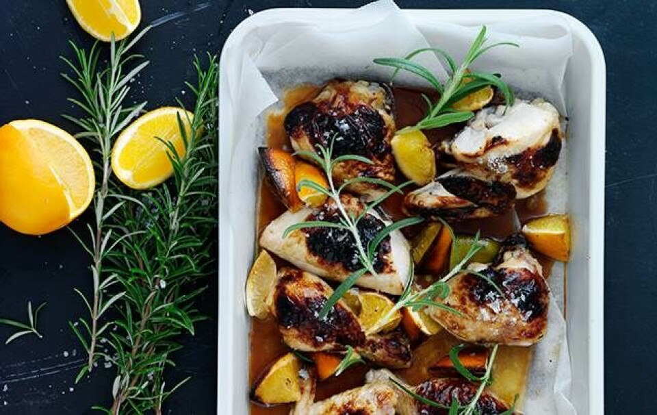Middelhavskylling: Kylling med appelsin og rosmarin Kylling i fad med appelsin & rosmarin