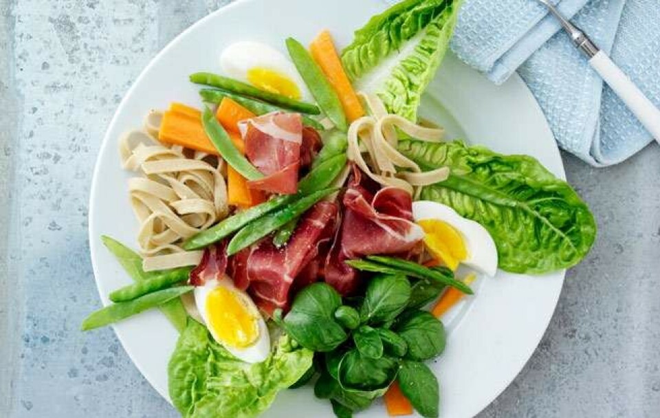 Frisk pasta med skinke og æg