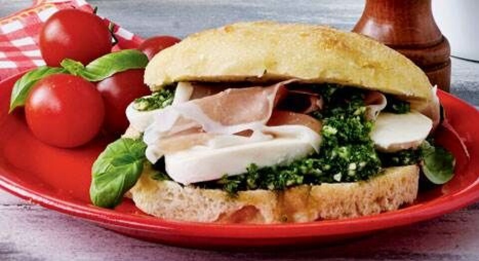 Sandwich med skinke, mozzarella og pesto