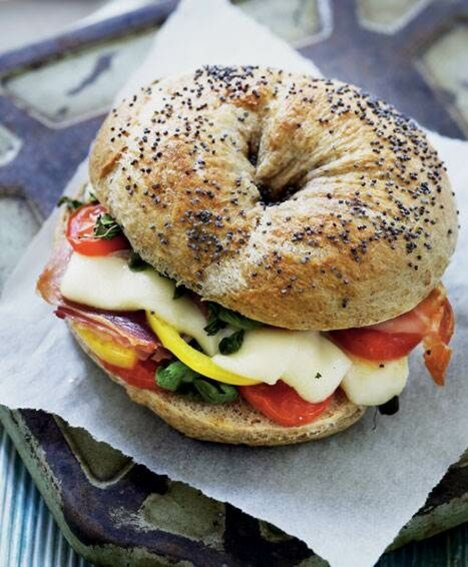Varme bagels med skinke og ost