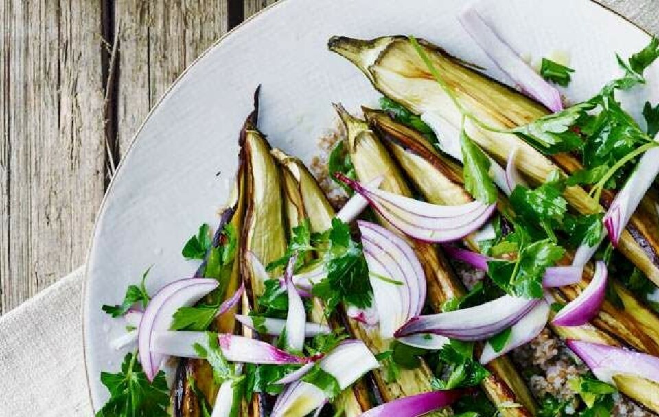 Sund salat med grillet aubergine