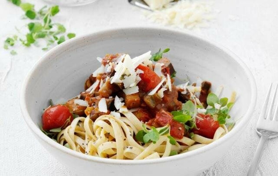 Klassisk pastaret med auberginer, tomat, hvidløg & basilikum