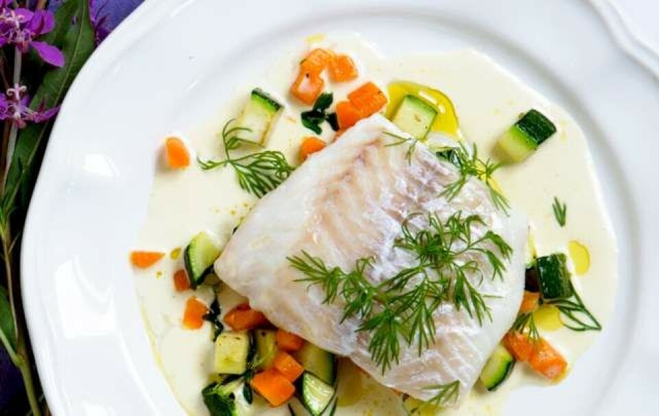 Opskrift på bagt fisk med hvidvinssauce og grønt
