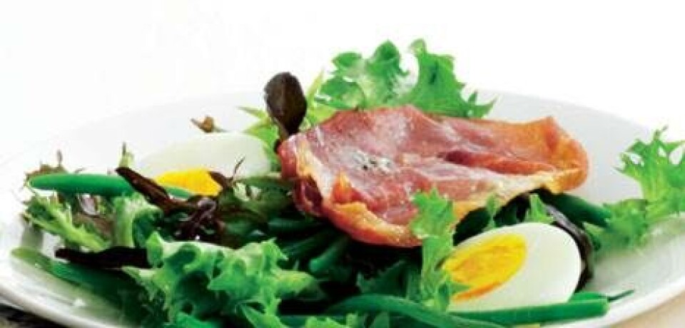 Salat med æg og sprød skinke