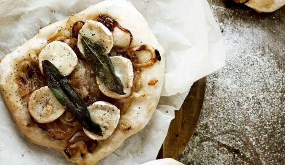 Opskrift på madbrød med salvie og gedeost