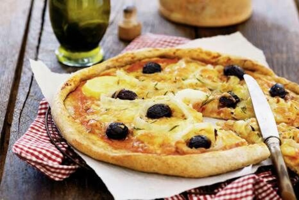 Kartoffelpizza med løg og oliven