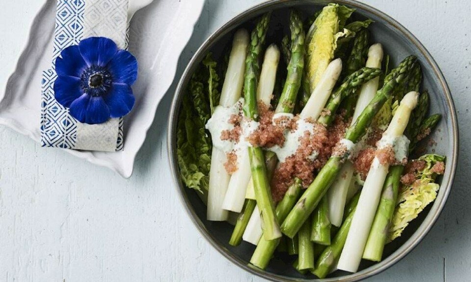 Aspargessalat med urtecreme og rogn