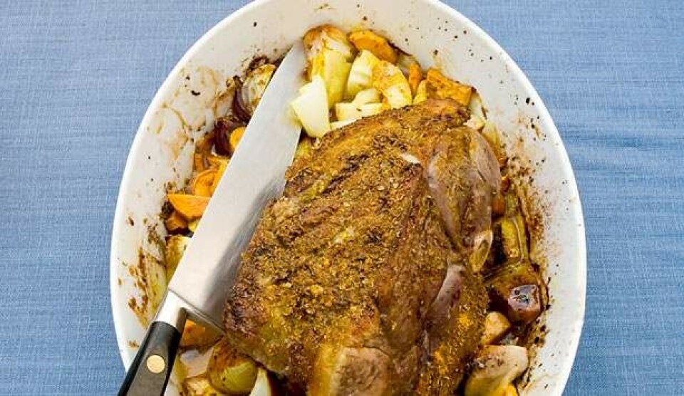 Opskrift på lammeculotte og ovnbagte rødder med karry, spidskommen, æble og smør