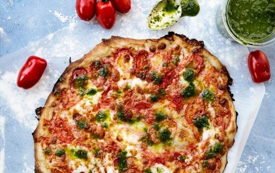 Klassisk pizza med friske tomater, mozarella og basilikumolie