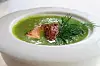 Grønærtesuppe med røget laks