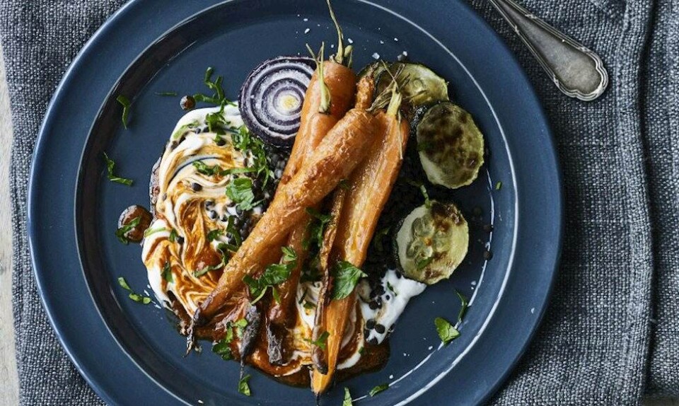 Opskrift på grillede grøntsager med gedeostecreme og linser