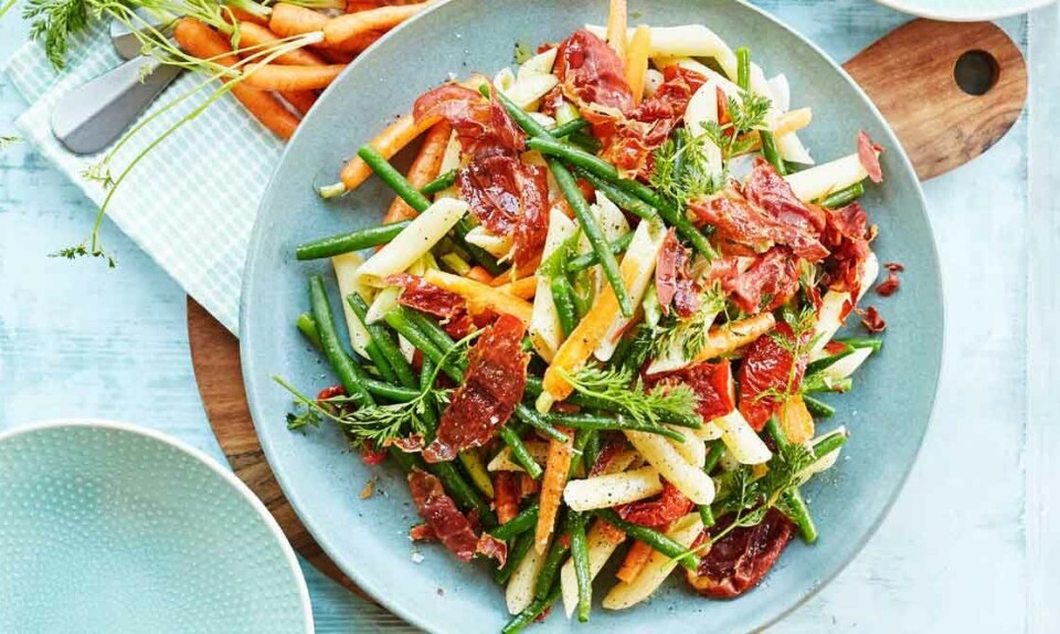 Pastasalat med et væld af grøntsager