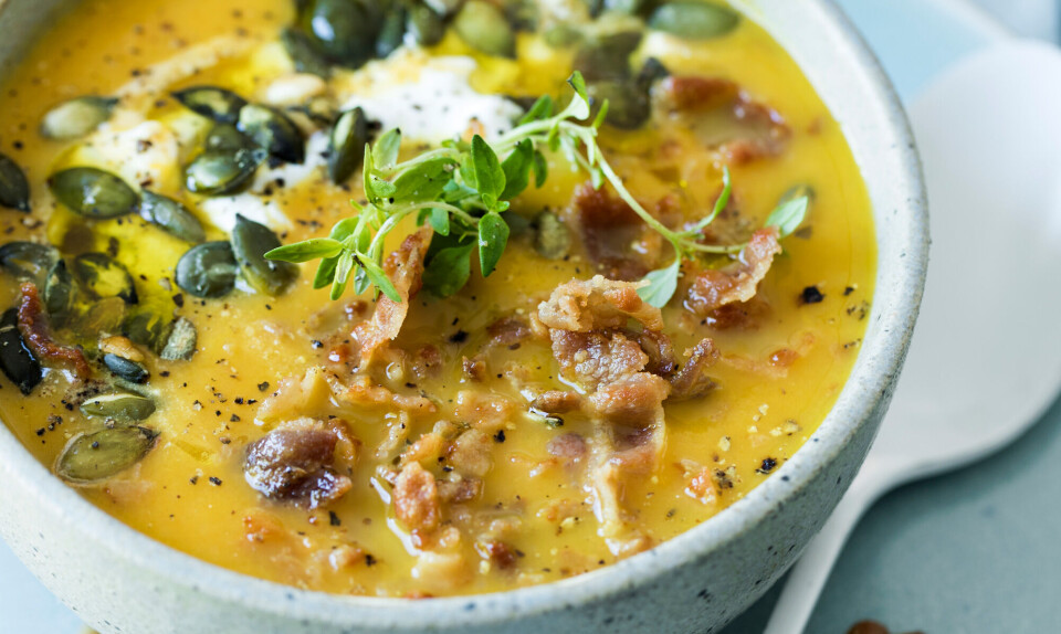 Gulerod-jordskokkesuppe med bacon, cremefraiche og ristede græskarkerner