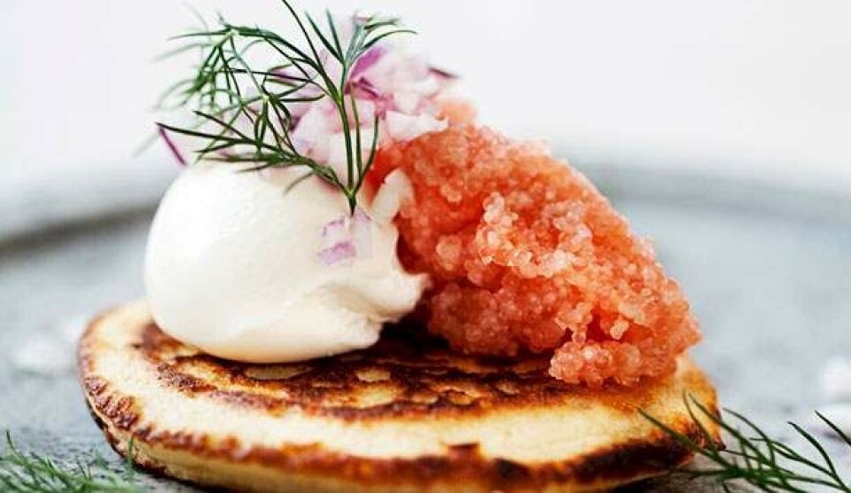 Opskrift på blinis med stenbidderrogn, cremefraiche og rødløg