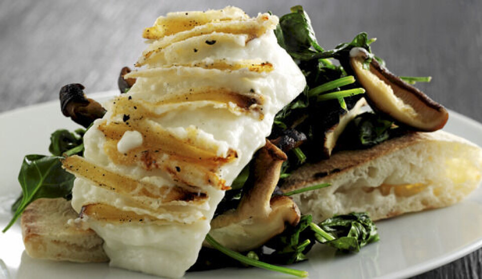 Opskrift på grillet halloumi med spinat og svampe