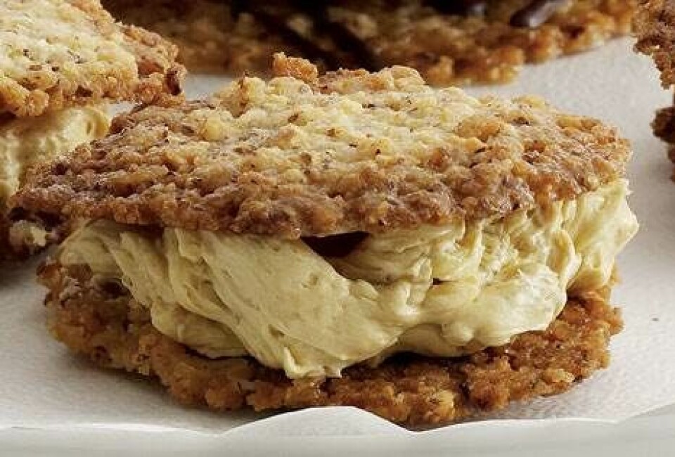 Sprøde nøddekager med smørcreme