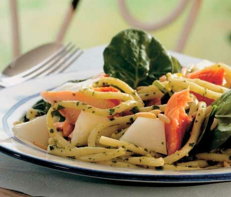 Pastasalat med melon og varmrøget laks