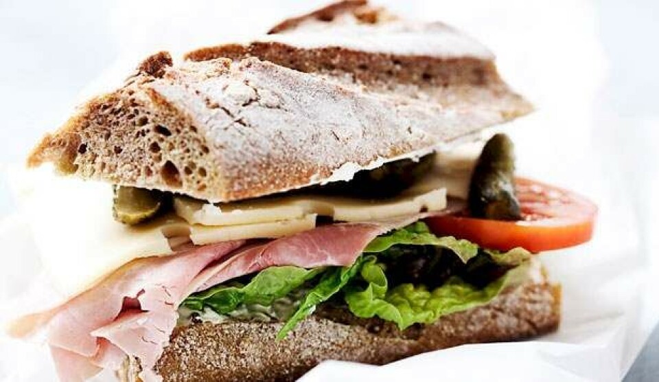 Opskrift på sandwich med senneps-spread, sprød salat, skinke og ost