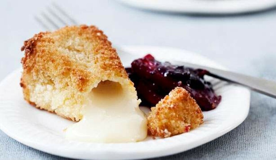 Opskrift på friteret camembert med solbæræblemarmelade og ristet rugbrød
