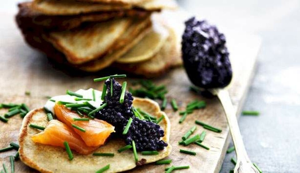 Opskrift på blinis med kaviar, røget laks og purløg