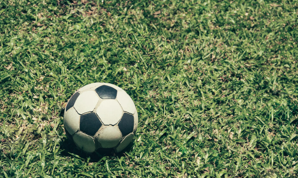 Fodbold i græsset