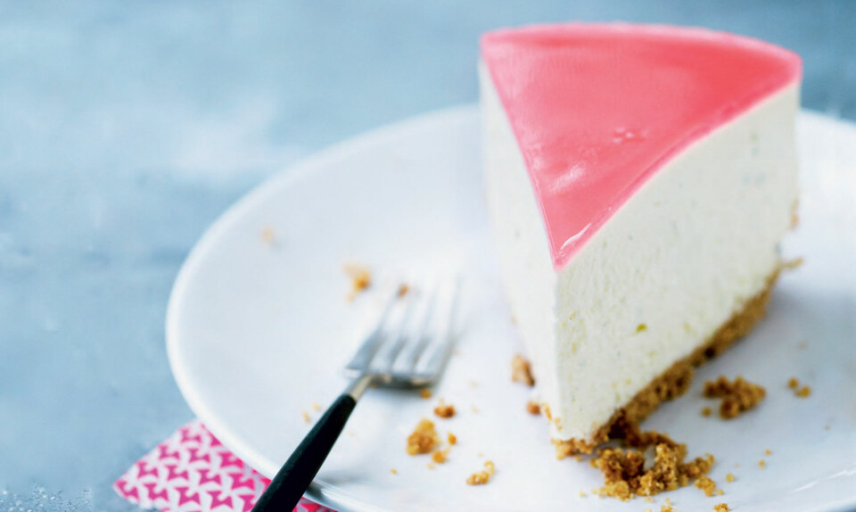 Cheesecake med hvid chokolade, lime og rabarbergele